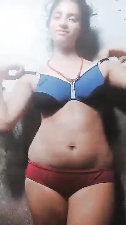 Cute village girl exposes her nude XXX curves in hot Desi video