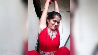 All-natural Desi bhabhi shows her hairy armpits and fluffy XXX bush