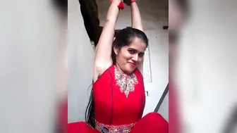 All-natural Desi bhabhi shows her hairy armpits and fluffy XXX bush