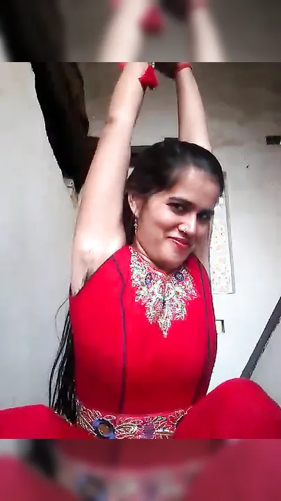 All-natural Desi bhabhi shows her hairy armpits and fluffy XXX bush