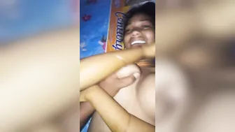 Boyfriend enjoys fingering and pounding XXX pussy of dusky Desi chick