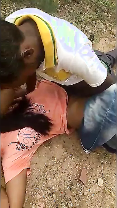 Dusky slut poses for Desi MMS video when having XXX sex outdoors