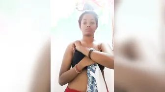 Dusky Desi cutie exposes her natural XXX breasts in selfie video