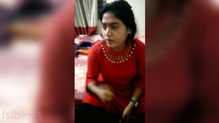 Dude coaxes his cute Desi girlfriend to pose naked for XXX camera