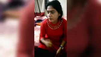 Dude coaxes his cute Desi girlfriend to pose naked for XXX camera