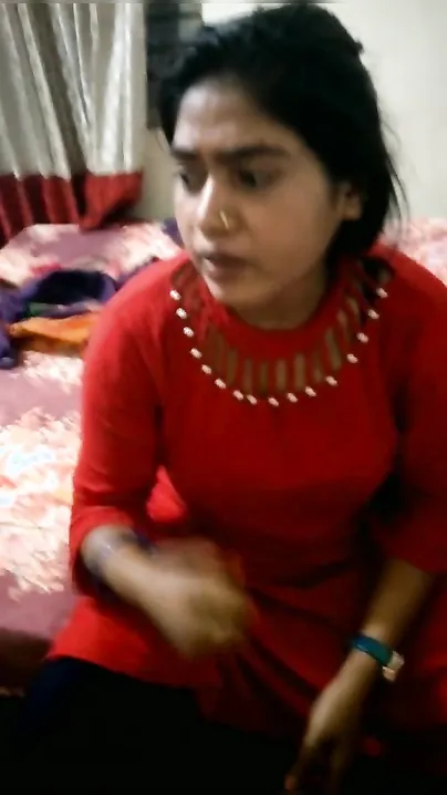 Dude coaxes his cute Desi girlfriend to pose naked for XXX camera