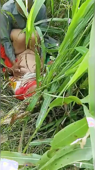 Old man fucks his hot Desi wife in the grass for amateur XXX video