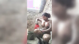 Desi village bhabhi poses nude for XXX video when taking a shower