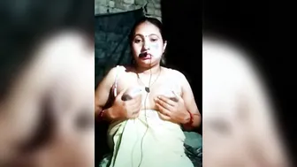 Plump Desi bhabhi gets topless to play with tits on live XXX cam