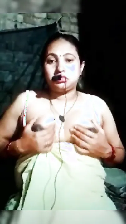 Plump Desi bhabhi gets topless to play with tits on live XXX cam