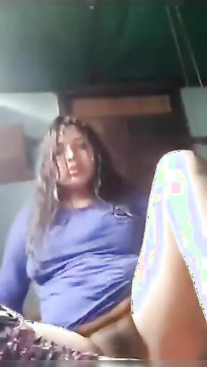 Elated Desi hottie spreads legs to finger her cute cunt for MMS clip