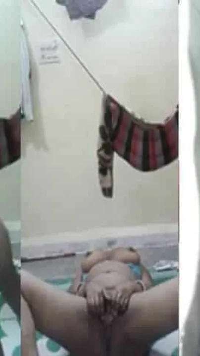 Busty Desi bhabhi spreads legs and fingers her XXX twat on the cam