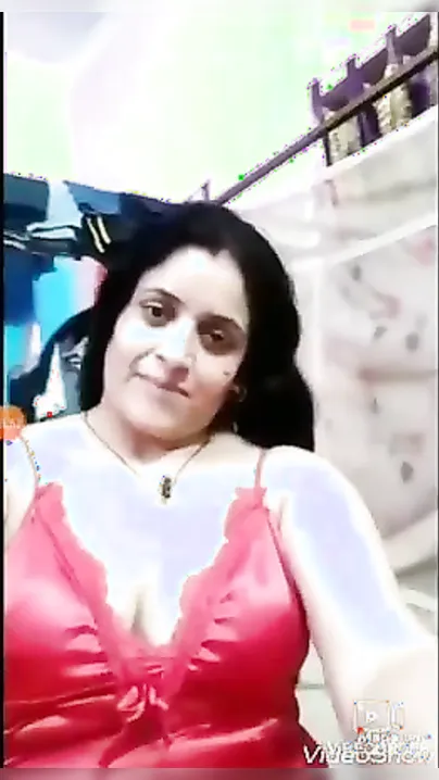 Desi mature slut strips slowly to show her XXX body to horny lover