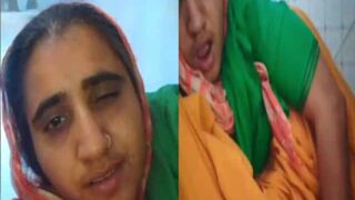 Desi village slut fingers her XXX twat and cums for amateur MMS vid