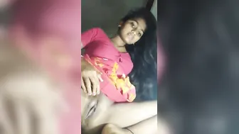 Teen Desi stunner shows young XXX pussy and fingers it in MMS clip