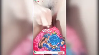 Slim Desi model gets naked and sticks a pen into XXX pussy on cam