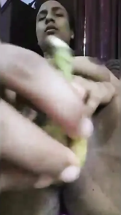 Solo MMS video of naughty Desi wife sticking a banana into XXX slit