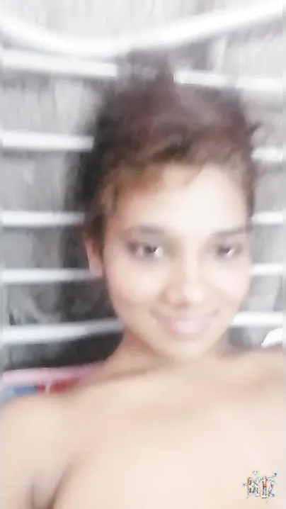 Adorable Desi bitch teases with her huge XXX tits in selfie MMS clip