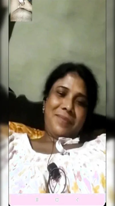 Lecherous Desi auntie has no shame to demonstrate her hairy XXX bush