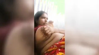 Chunky Desi wife cums hard when teasing her XXX twat on the camera