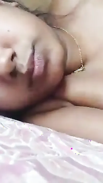 Amateur Desi hottie teases with her XXX tits for selfie MMS video