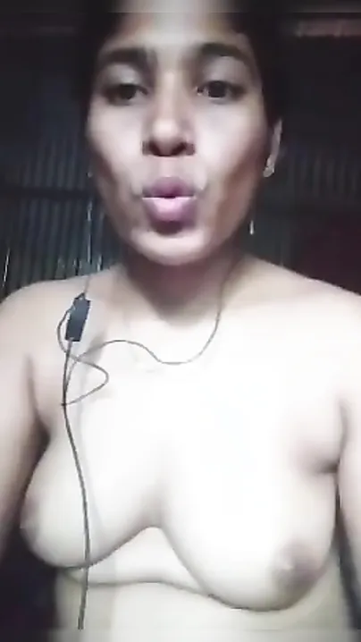 Webcam MMS video of hot Desi beauty exposing her XXX boobs online