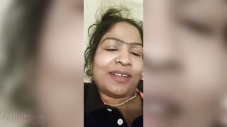 Luscious Desi bhabhi strips to tease with her XXX curves online