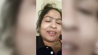 Luscious Desi bhabhi strips to tease with her XXX curves online