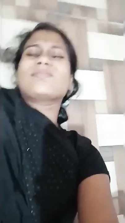 Sultry Desi whore demonstrates and fingers XXX pussy in the bathroom