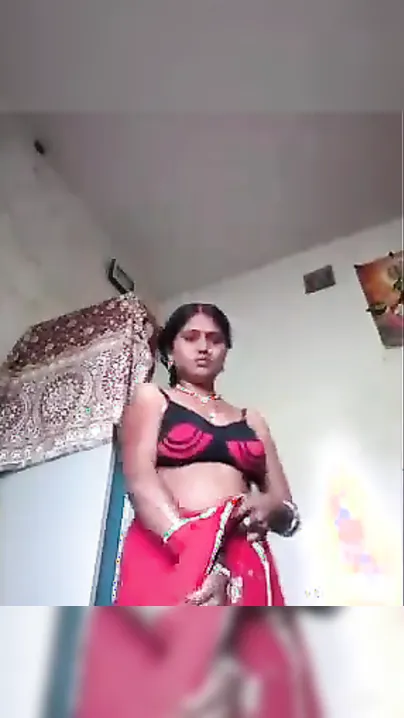 Amateur XXX video of sexy Desi MILF demonstrating her XXX breasts