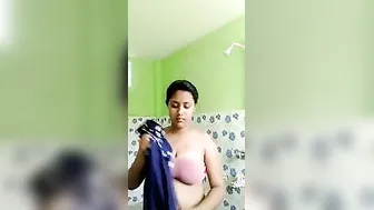 Young Desi hussy exposes her XXX breasts and pussy for MMS solo vid