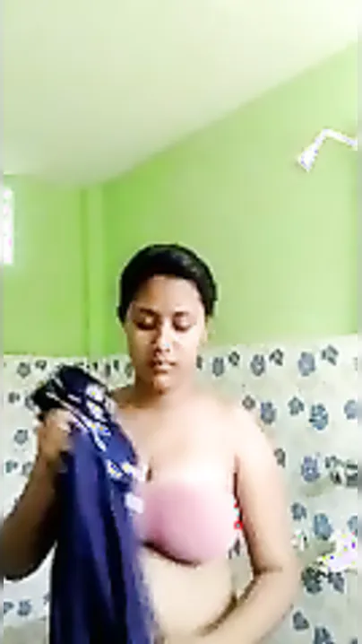 Young Desi hussy exposes her XXX breasts and pussy for MMS solo vid