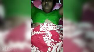 Perverted husband demonstrates Desi wife's nude curves in XXX clip