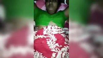 Perverted husband demonstrates Desi wife's nude curves in XXX clip