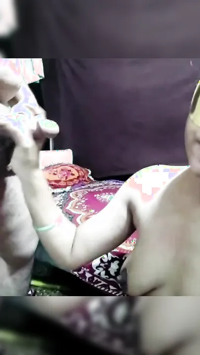Live XXX video of masked Desi chick pleasing the guy with blowjob