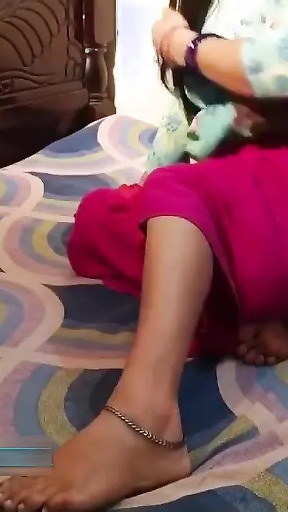 Unsatisfied Desi XXX housewife gets her nasty cunt fucked MMS