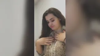 Desi beautiful XXX chick exposing her huge boobs MMS video