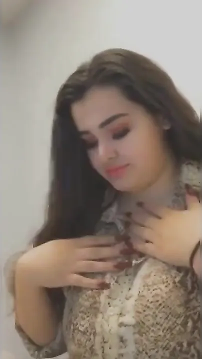 Desi beautiful XXX chick exposing her huge boobs MMS video