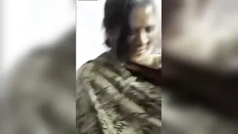 Desi mature XXX aunty having fun and undressing MMS video