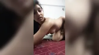 Cute college Desi girl playing with her XXX virgin pussy MMS video