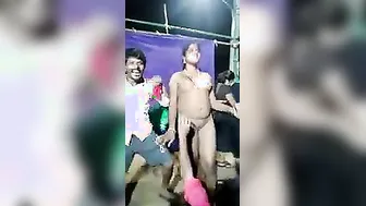Crazy Indian XXX aunty dancing absolutely nude in public