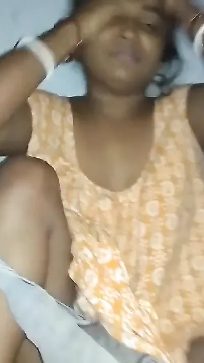 Indian XXX babe gives a good blowjob before getting her pussy fucked MMS