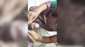 Real sexy Desi girl gives a blowjob to her XXX friend MMS