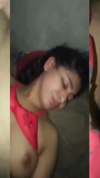 Young desi XXX girl gets her tight pussy fucked MMS