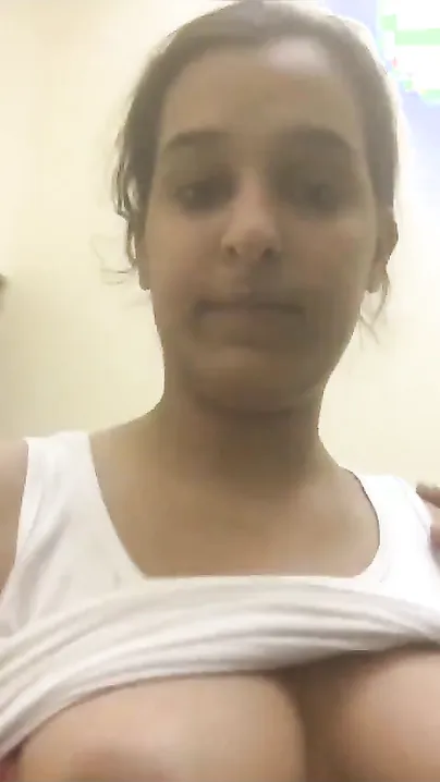 Sexy figure Desi XXX girl’s striptease show on selfie cam