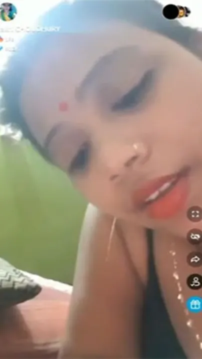Booby desi XXX village bhabhi showing her naked big boobs MMS