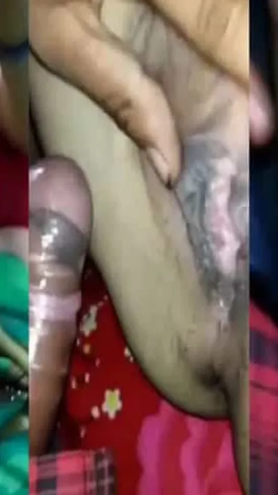 XXX bitch gives pussy to her Desi boss making a close-up MMS home video