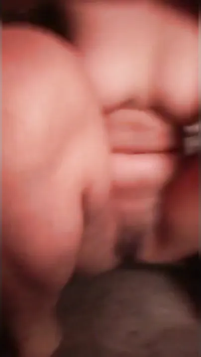 Desi escort girl exposes pussy in the Desi hotel room for MMS hunters