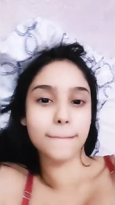 Desi XXX whore rests in hotel and kills time broadcasting striptease