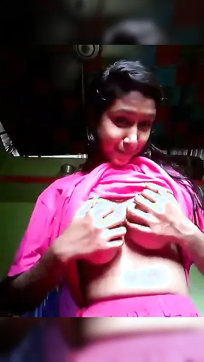 Desi XXX girl in pink plays with her own boobs and nipples in MMS video